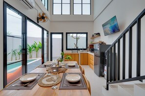Villa, Pool View | Makan dalam bilik