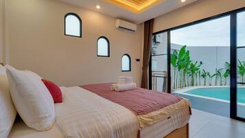 Villa, bassengutsikt | Safe på rommet, wi-fi (inkludert) og sengetøy