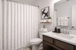 Haartrockner, Handtücher, Seife, Toilettenpapier