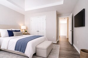 3 bedrooms, iron/ironing board, WiFi, bed sheets - Terrific 3-bedroom house with AC in charming Charlotte (Charlotte)