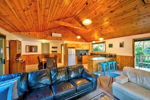 Living area - Freycinet Hideaway (Coles Bay)