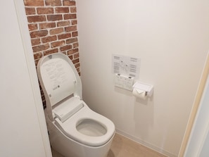 A white toilet with a flush handle and a flush button, a toilet paper holder, and a maintenance instruction sign on the wall. - 402-Brooklyn Room ｜ 3 ppl | W-Bed & Sofa Bed | Golden Gai & Kabukicho | 21㎡ (Kabukicho,Shinjuku-ku)