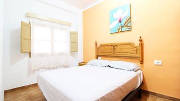 Iron/ironing board, bed sheets