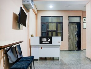 House | Reception - Super Hotel O Sheetla Colony (Gurugram)