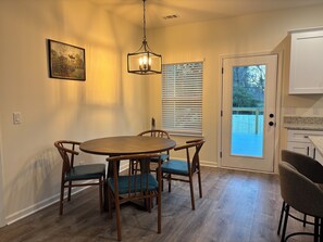 Dining - BBQ Grill and Pool Table (Savannah)