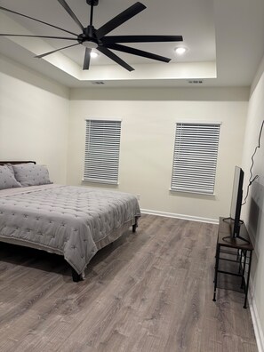 3 bedrooms, desk, free WiFi, bed sheets - BBQ Grill and Pool Table (Savannah)