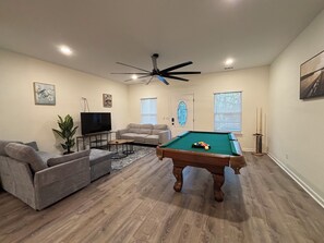 Smart TV - BBQ Grill and Pool Table (Savannah)