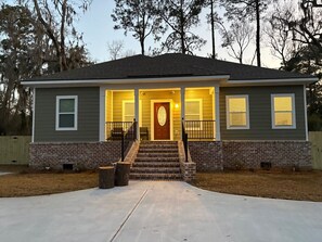 Exterior - BBQ Grill and Pool Table (Savannah)