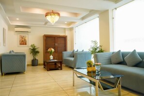 Computer monitors, printers - Hotel The Luxe 18 (Gurugram)