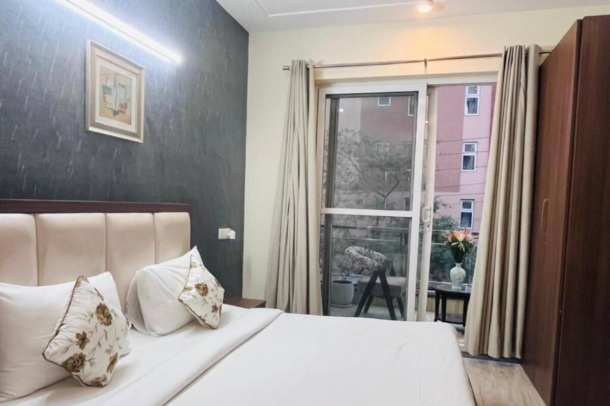 Double Room, Balcony, City View | In-room safe, soundproofing, iron/ironing board (on request), free WiFi