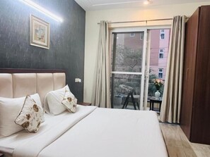 Double Room, Balcony, City View | In-room safe, soundproofing, iron/ironing board (on request), free WiFi - Hotel The Luxe 18 (Gurugram)
