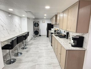 Een koelkast, een magnetron, een oven, een kookplaat