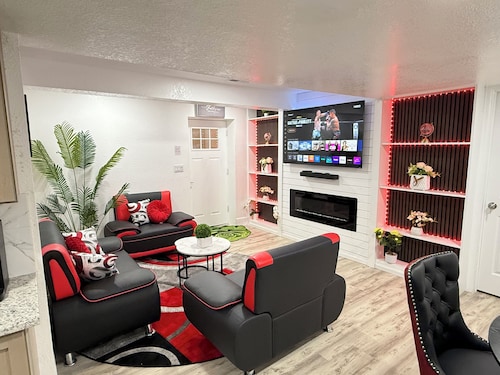 Spacious 3BR/2.5BA • 10 min to DIA• Private Entry