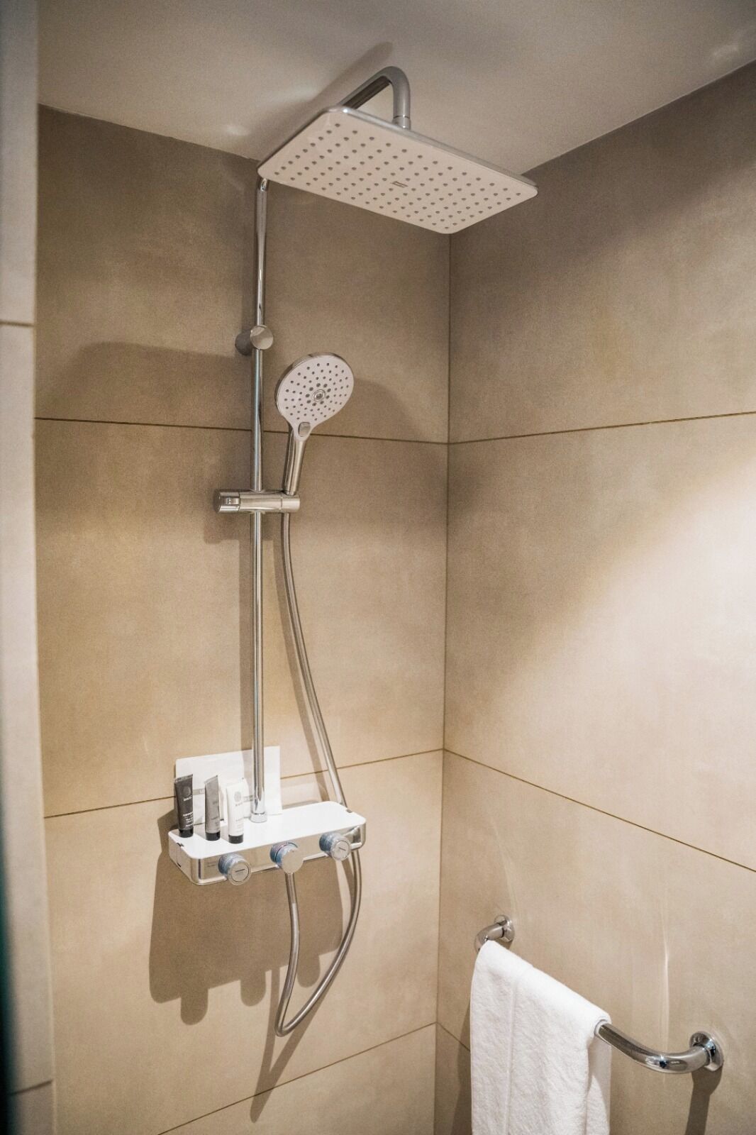 Deluxe Double Room | Bathroom | Hair dryer, slippers, towels, soap