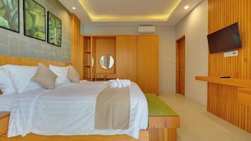 Vila, vista para a piscina | Cofres nos quartos, escrivaninha, espaço de trabalho para notebook