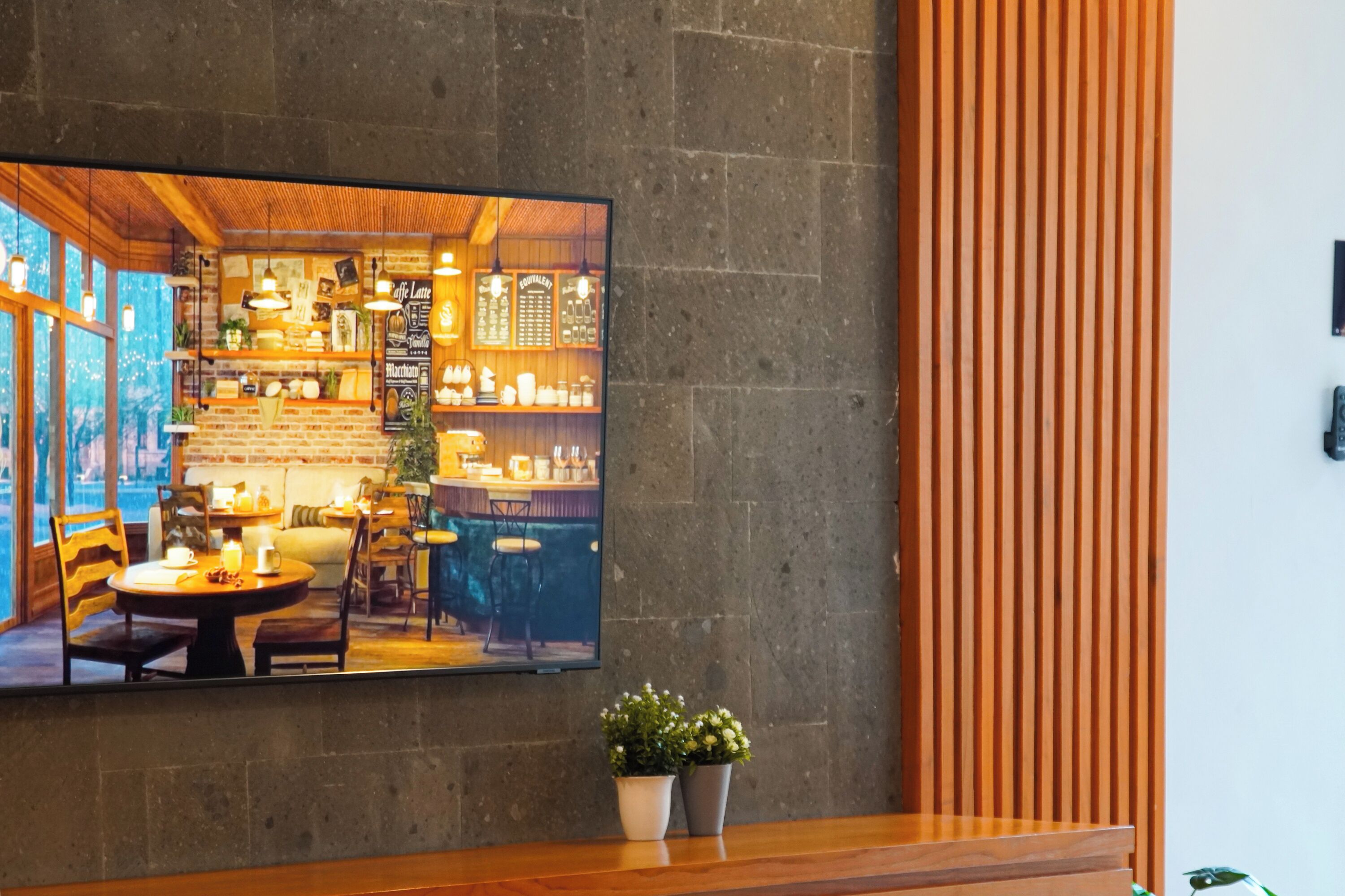 Vila, pemandangan kolam renang | Area keluarga | Smart TV 43-inci dengan saluran TV digital dan Netflix