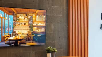 Vila, pemandangan kolam renang | Area keluarga | Smart TV 43-inci dengan saluran TV digital dan Netflix