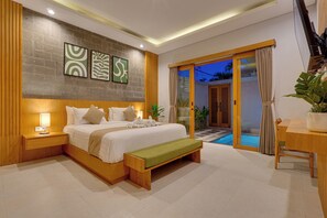 Vila, vista para a piscina | Cofres nos quartos, escrivaninha, espaço de trabalho para notebook