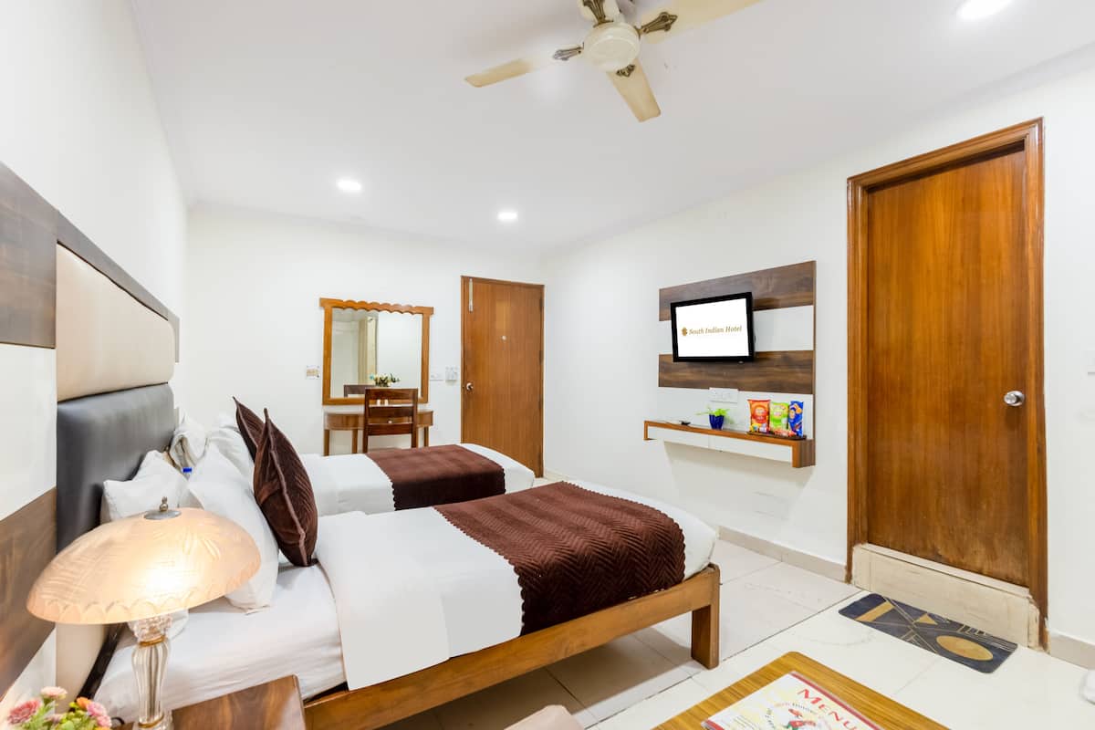 Executive Room | In-room safe, desk, laptop workspace, blackout drapes