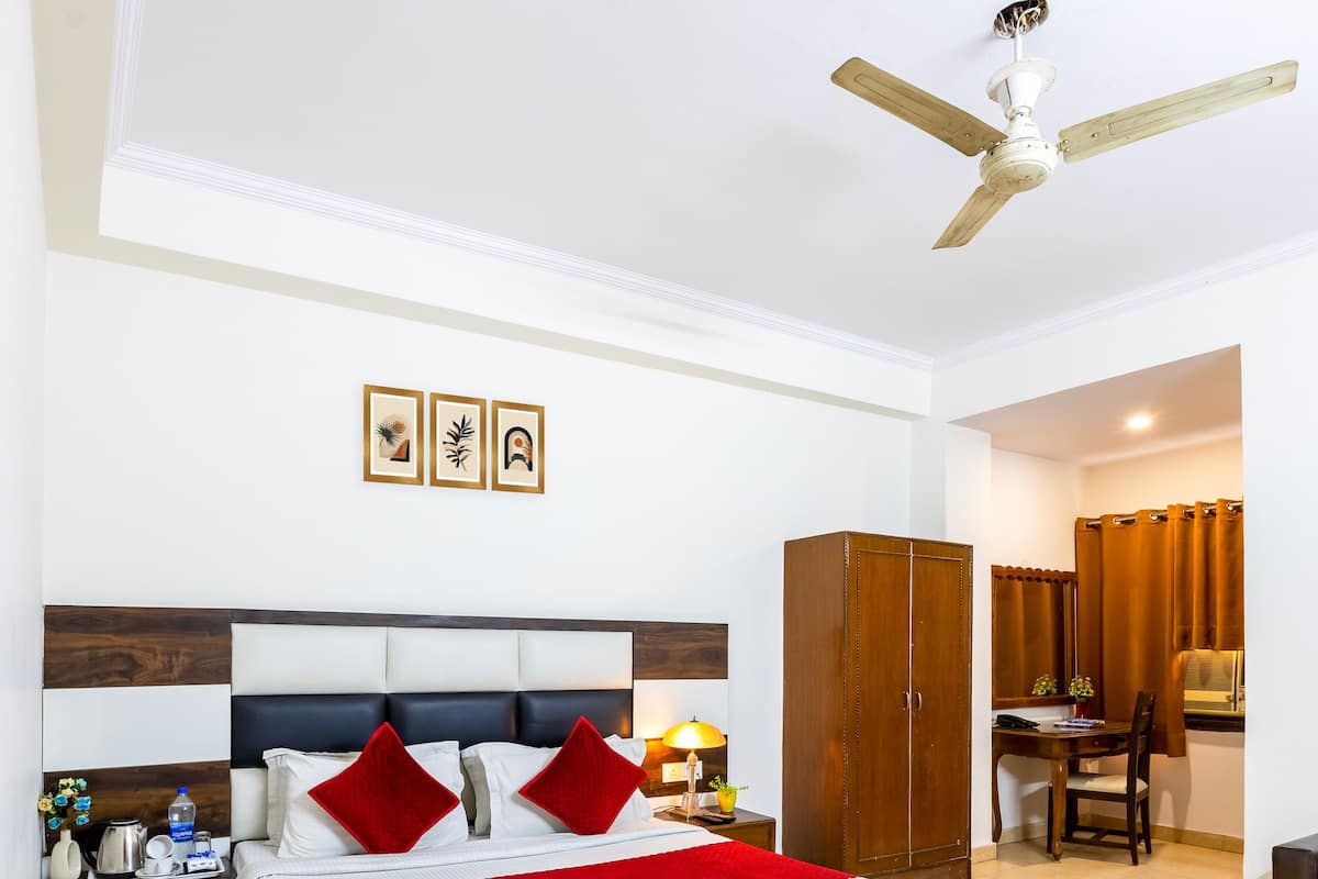 Deluxe Room | In-room safe, desk, laptop workspace, blackout drapes