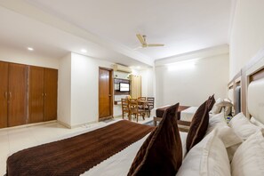 Quarto luxo | Cofres nos quartos, escrivaninha, espaço de trabalho para notebook