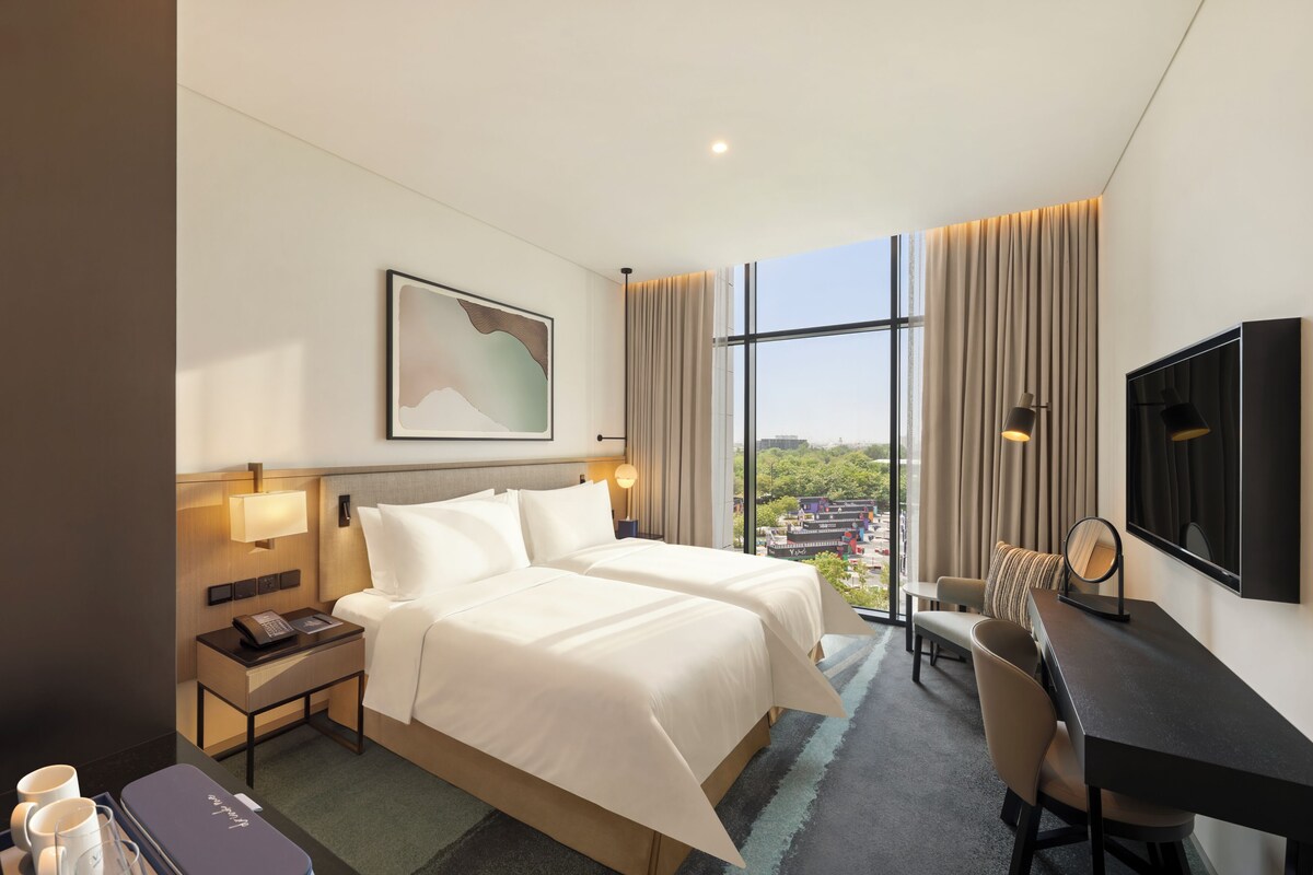 Deluxe Twin Room (Boulevard View) | Minibar, in-room safe, blackout drapes, iron/ironing board