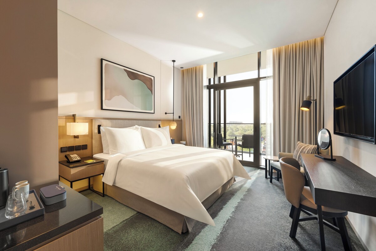 Deluxe Room, 1 King Bed, Balcony (Boulevard View) | Minibar, in-room safe, blackout drapes, iron/ironing board