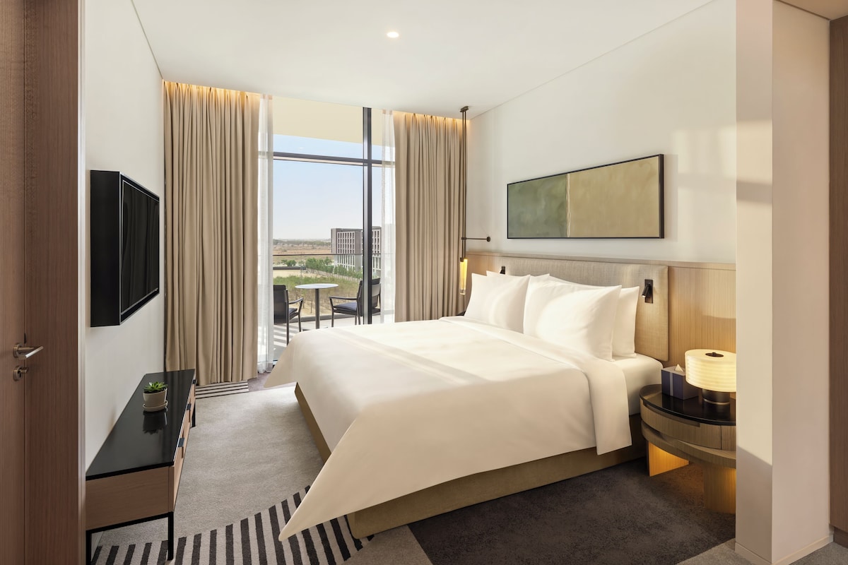 Executive Suite, Balcony (Pool View) | Minibar, in-room safe, blackout drapes, iron/ironing board