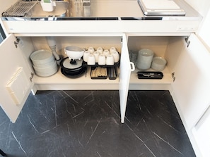 Kühlschrank, Mikrowelle, Kochgeschirr/Geschirr/Besteck