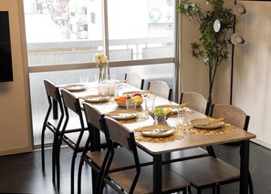 Dining - 502-black Cool Room｜10 ppl | Custom Queen Bunk Beds | Golden Gai & Kabukicho|42㎡ (Kabukicho,Shinjuku-ku)
