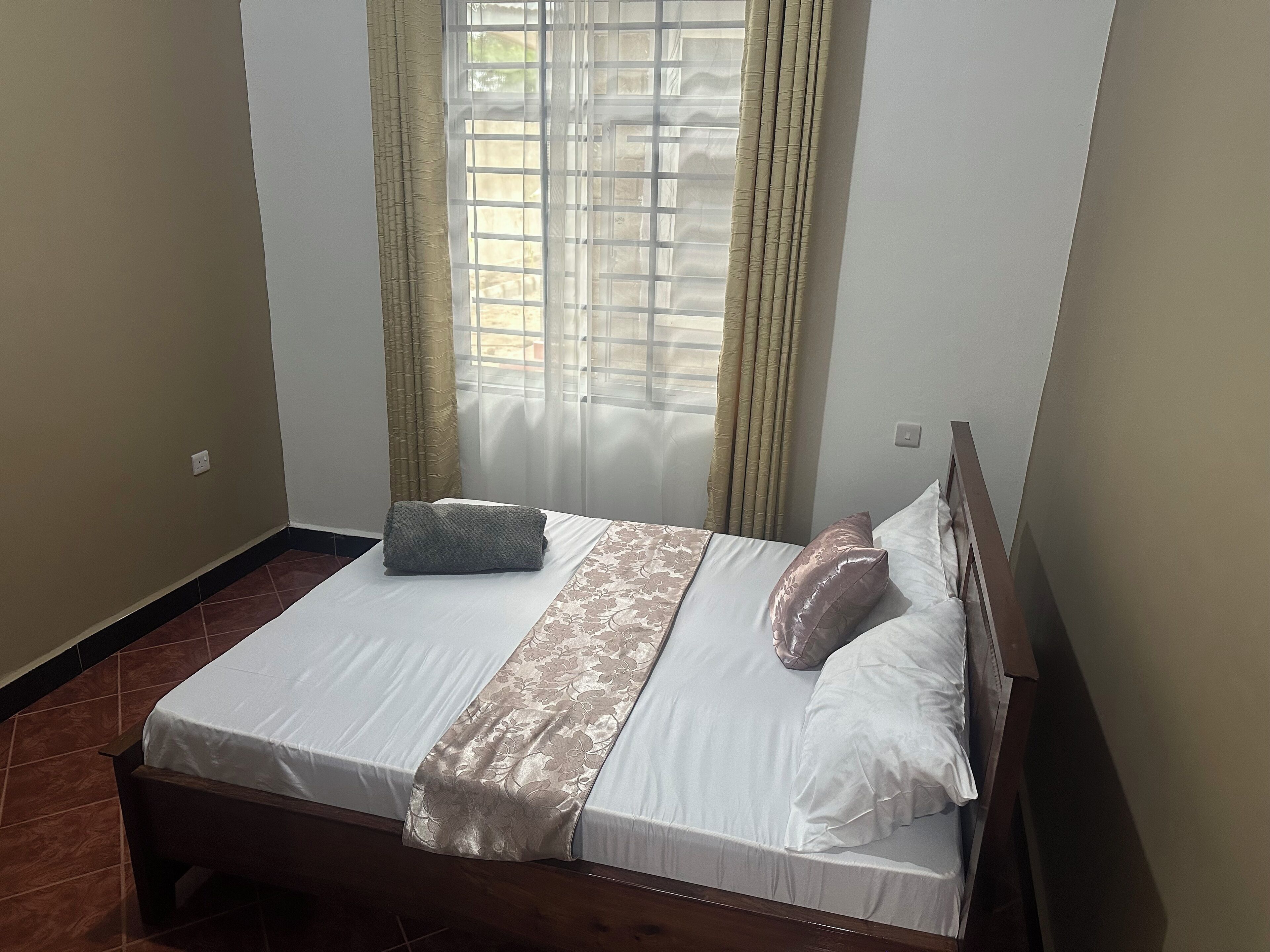 8 chambres, fer et planche à repasser, Wi-Fi, draps fournis