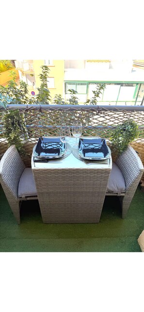 Outdoor dining - Air-conditioned seafront apartment with private parking space (Palavas-les-Flots)
