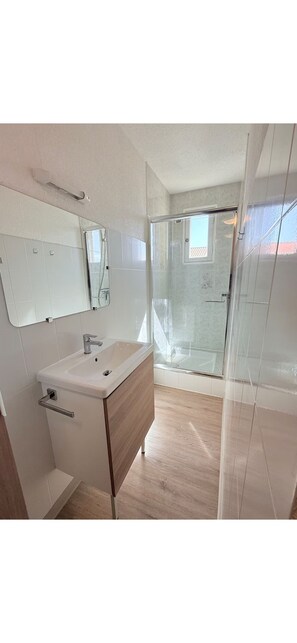 Shower, hair dryer, towels, soap - Air-conditioned seafront apartment with private parking space (Palavas-les-Flots)