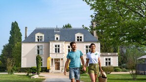 A large, stately building with a symmetrical facade, multiple windows, and a prominent entrance. - Lodge Safari 5p 2bdrms (Muides-sur-Loire)