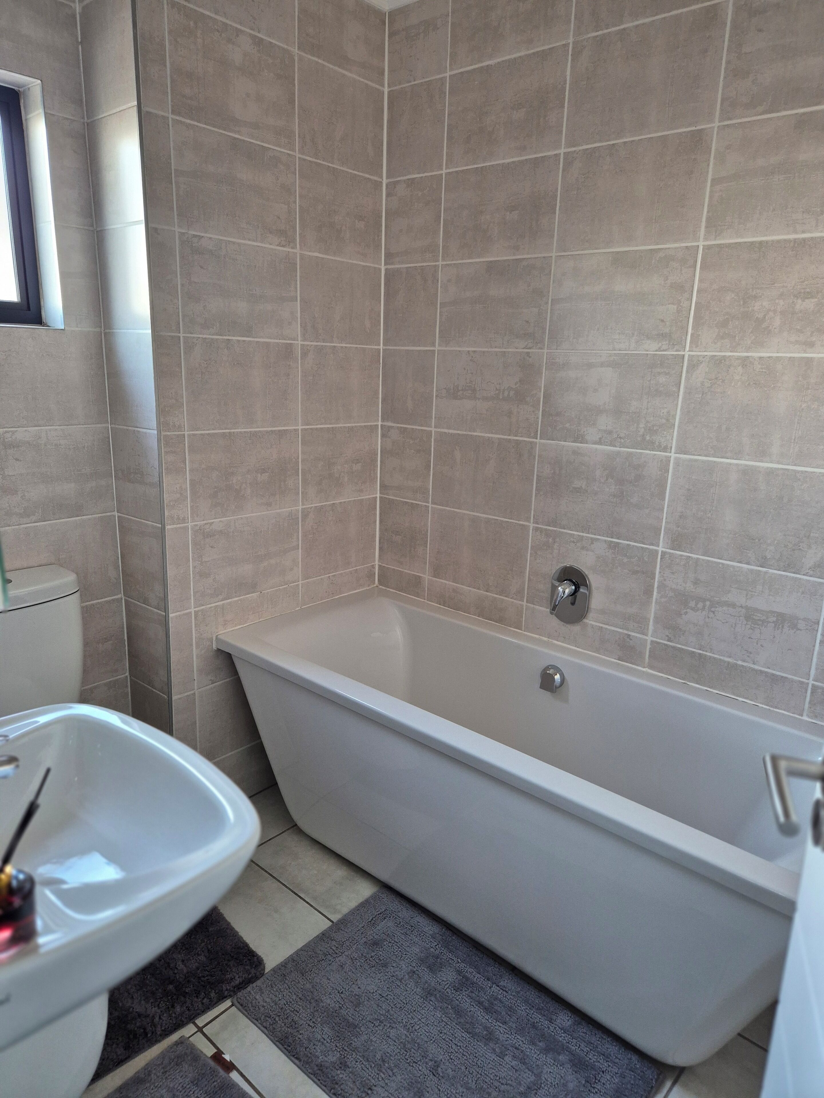 Een douche, een haardroger, handdoeken, zeep