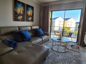 Living area - Charming Oasis In The East. 10 Minutes From The Airport (Boksburg)