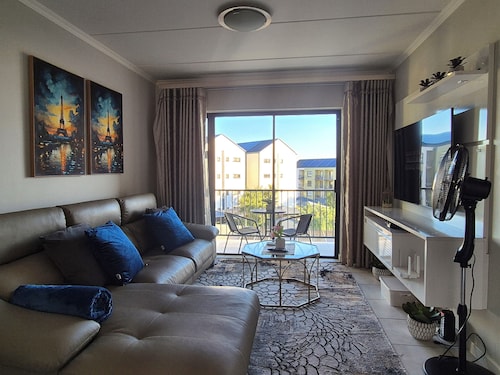 Charming Oasis In The East. 10 Minutes From The Airport