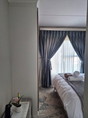 2 bedrooms, iron/ironing board, WiFi, bed sheets - Charming Oasis In The East. 10 Minutes From The Airport (Boksburg)