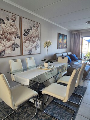 Dining - Charming Oasis In The East. 10 Minutes From The Airport (Boksburg)