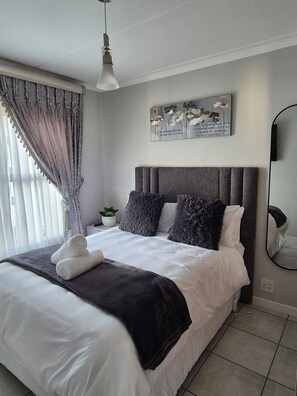 2 bedrooms, iron/ironing board, WiFi, bed sheets - Charming Oasis In The East. 10 Minutes From The Airport (Boksburg)