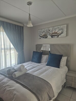 Iron/ironing board, WiFi, bed sheets - Charming Oasis In The East. 10 Minutes From The Airport (Boksburg)