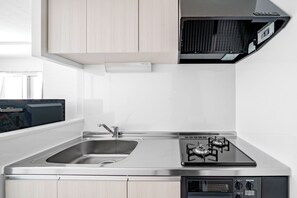 Căn hộ | Bếp riêng | Tủ lạnh, lò vi sóng, bếp nấu, dụng cụ nấu nướng/bát dĩa/dao nĩa 