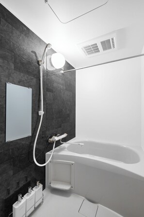 Appartement | Badkamer | Gratis toiletartikelen, een haardroger, pantoffels, handdoeken