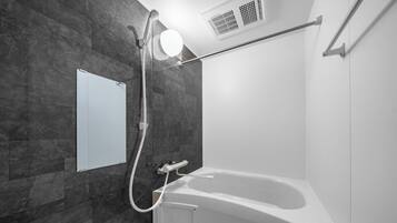 Appartement | Salle de bain | Articles de toilette gratuits, sèche-cheveux, chaussons, bidet