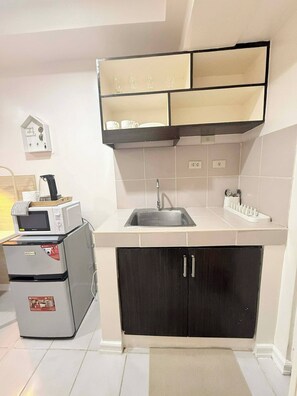 Private kitchen - Cozy Studio Condo With Stunning Tagaytay Views (Tagaytay)