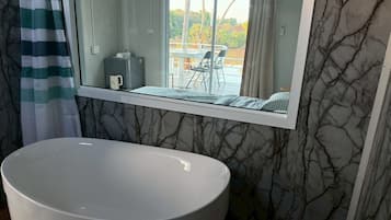 Chambre Standard, patio, vue jardin | Salle de bain