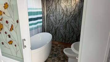 Design Room, 1 Queen Bed, Garden View | Bathroom