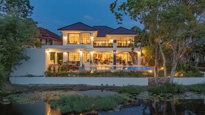 Biệt thự, quang cảnh sân golf | Ngoại thất