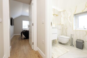 Bruser, hårtørrer, håndklæder, Sæbe