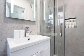 Shower, hair dryer, towels, soap - Enjoyable 5-bedroom building in tranquil Patchway neighborhood (Patchway)